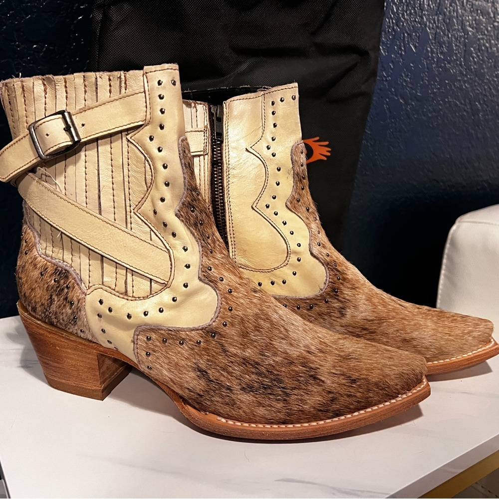 Freebird Morgan Tan and Cream Ankle Booties